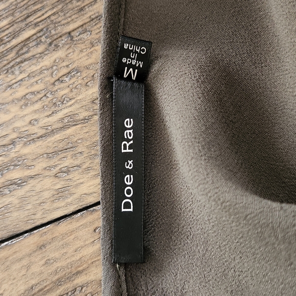 Doe & Rae Olive Green Blouse Size Medium - Picture 9 of 11